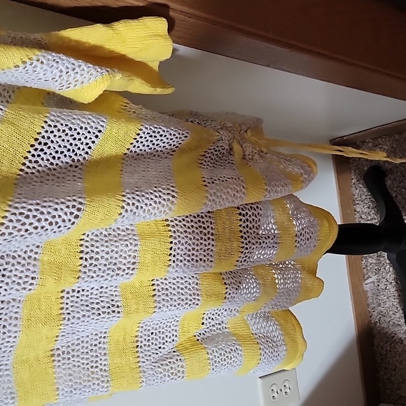 Lane Bryant 18/20 light weight knit yellow and cream stripes top. - Picture 2 of 3